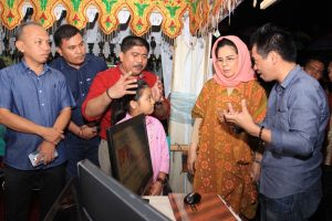 Suasana saat Walikota Tatong Bara,  mengunjungi stand pameran Dinas Komunikasi dan Informatika.