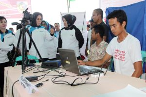 Wali Kota menyaksikan langsung pelayanan pembuatan KTP.