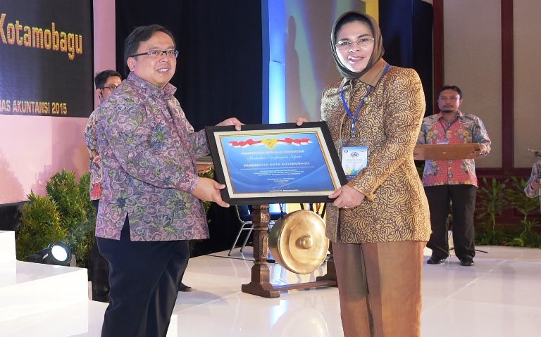 Walikota saat menerima Piagam Penghargaan.