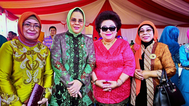 Walikota Kotamobagu, Ir Tatong Bara  bersama Ketua TP PKK Kabupaten Bone Bolango, Lolly Pou Yunus, Ketua TP PKK Kabupaten Sangihe, Wisje Makagansa - Rompis, dan Ketua TP PKK Kota Kotamobagu, Hj Anakia  Damopolii - Mokoginta. 