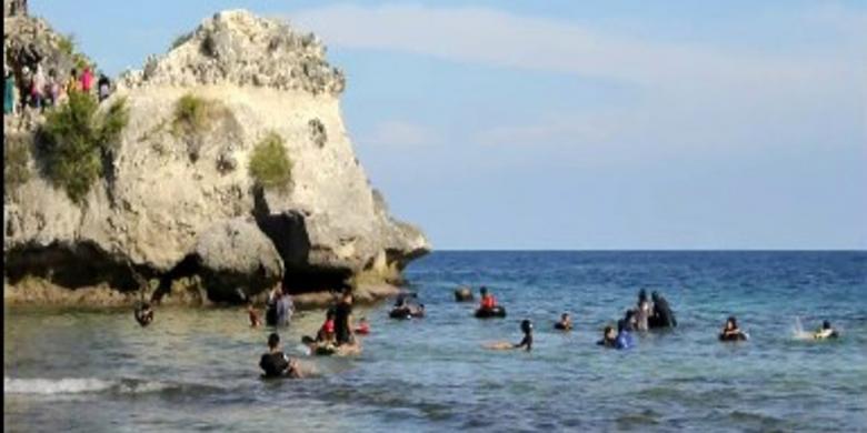 Wisatawan dipantai Datu Kapupaten Majene