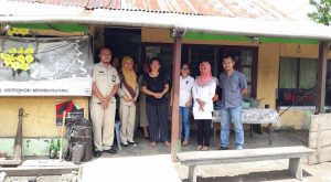  Tim verifikasi Anak Asuh Pemkot, Kotamobagu Barat, saat menyambangi rumah calon penerima bantuan Anak Asuh pemkot. 