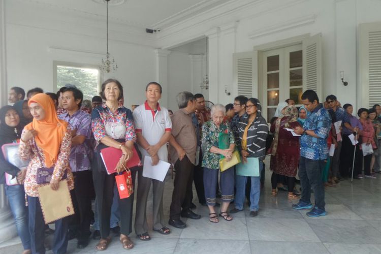 arga mengantre untuk mengadu kepada Gubernur DKI Jakarta Basuki Tjahaja Purnama