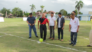 Asisten II, Gunawan Damopolii menendang bola menandai dibukanya kompetisi futsal antar wartawan yang digelar di lapangan Mogolaing,Minggu (7/5) sore. (foto: Matox) 