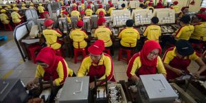 Buruh wanita di pabrik rokok Sampoerna. 