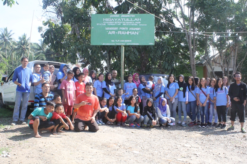 bersama pengurus panti asuhan