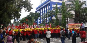 buruh-bakar-petasan-di-depan-istana