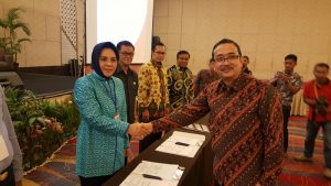 Walikota Kotamobagu bersama Direktur Pengembangan Penyehatan Lingkungan Permukiman (PPLP) Ditjen Cipta Karya Kementerian Pekerjaan Umum (PU) dan Perumahan Rakyat Republik Indonesia, Bapak Ir. Dodi Krispratmadi, M.Env.E.