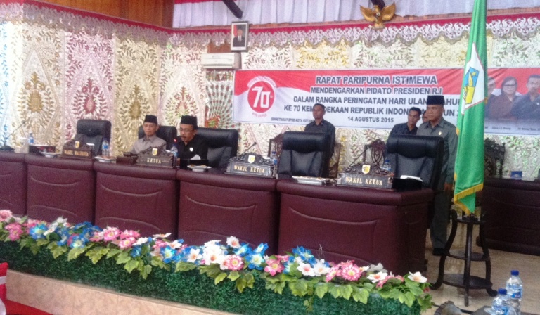 Ketua Dewan Hi Ahmad Sabir Saat     memimpin sidang   Paripurna Istimewa Mendengarkan Pidato Presiden RI.