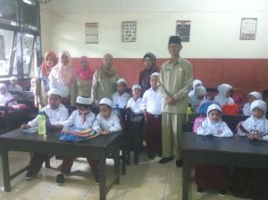 Wakil Wali Kota Drs. Jainudin Damopolii, menyempatkan waktu foto bersama dengan para murid sekolah dan wali kelas saat memantau hari pertama sekolah