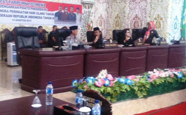 Sejumlah Anggota Dewan menghadiri sidang Paripurna Istimewa.