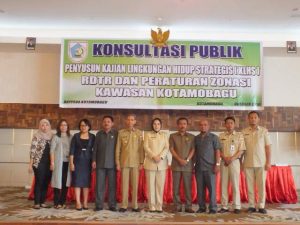 Wali Kota, Ir Tatong Bara  dan Wakil Wali Kota, Drs Jaiinuddin Damopolii, saat foto bersama dengan pimpinan DPRD beserta anggota pada kegiatan Konsulatsi publik Penyusunan Rencana Detail Tata Ruang (RDTR), Selasa (11/10)