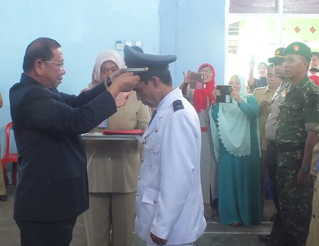 foto Bupati Lantik Penjabat sangadi Desa Tadoy Satu Kecamatan Bolaang Timur