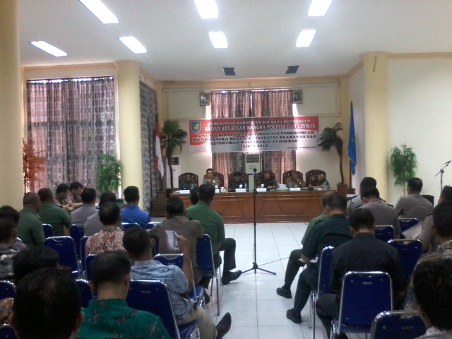foto Bupati saat memimpin rapat koordinasi forkopimda dan Forkopimcam