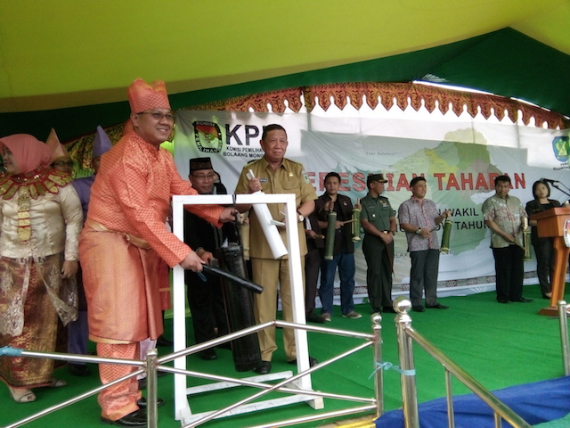 foto Penjabat Bupati Bolmong bersama Komisioner KPU RI Arief Budiman 06