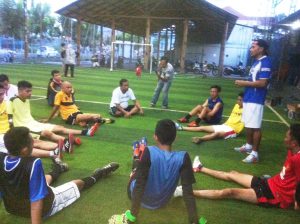 Tampak Iksan Sania memberikan arahan kepada para pemein kawan kota pada saat latihan