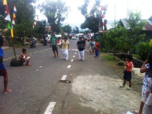 Tampak anak-anak  mengikuti lomba lari karung  yang digelar pemuda Gogagoman 