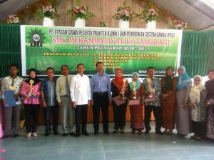 Foto bersama  Wakil Wali Kota Drs Jainuddin Damopolii bersama Kepala Sekolah SMk Muhamadityah Kotamobagu, Syahril Malomis Spd, dengan jajaran staf dewan guru, saat kegaiatn pelepasan siswa PSG