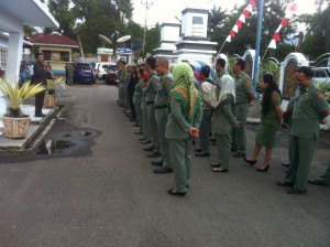 Tampak Sekot Kotamobagu Tahlis Gallang saat memimpin Apel sore PNS Kota Kotamobagu