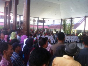 Tampak ratusan warga hadiri proses pelantikan Sangadi