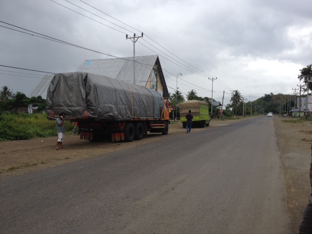 Dua truk penangkut 31 kubik kayu illegal diamankan di depan Kantor Dishutubun Bolmong.