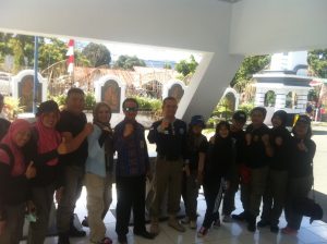 Kasat Satpol- PP, Sahaya Mokoginta, bersama anggota yang akan berangkat menuju Gunung Ambang