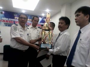 Tampak kegaiatan penyerahan piala kepada para Awak Angkutan Umum yang terpilih menjadi teladan 1 dan 2 dalam lomba Awak Angkutan Umum Teladan