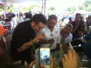 Master Chef Wiliam Gozali saat mencicipi makanan sala satu peserta lomba masak pada festival kuliner Kotamobagu tahun 2016