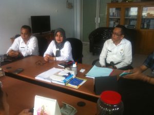 Tampak Kepala Dinas Pendidikan Dra. Rukmini Simbala didampingi Kabag Humas Al Jufri Ngandu SPd  serta Kepala Sekolah SMP 6 Rosian Paputungan saat konfrensi Pers, Rabu (1/6)   