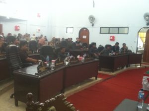 Para anggota dewan saat menghadiri sidang paripurna