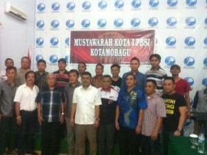 Tampak Ketua PBSI Kotamobagu Medy Makalag ST, dan  pengurus usai pelaksanaan musyawarah