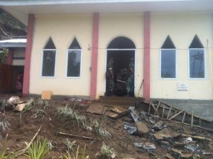 Tampak personel TNI saat membantu warga membersihkan material tanah yang masuk ke dalam Mesjid Jabal Rahma, Kelurahan Gogagoman. 