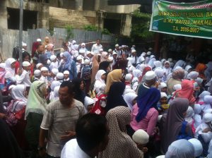 Tampak para orang tua siswa terlihat antusias mendapingi anaknya saat hari pertama sekolah di Sekolah Dasar Baitul Makmur kota Kotamobagu