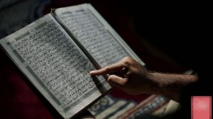 ilustrasi seorang jemaah sedang membaca Al-Quran