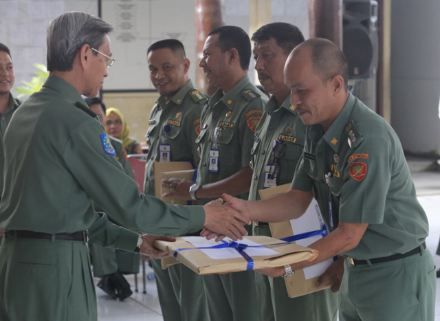 Wakil Walikota menyerahkan SPPDT dan DHKP PBB Perdesaan dan Perkotaan Kotamobagu Tahun 2015 kepada para Camat.