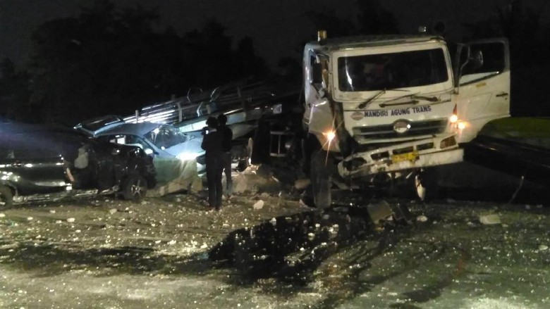 keelakaan Truk kontainer yang mengangkut pipa besi