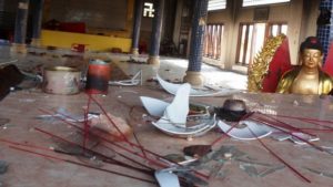 Sebuah wihara rusak akibat amuk massa di Tanjungbalai, Sumatera Utara.