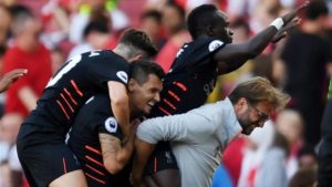 Pemain depan Liverpool, Sadio Mane, digendong pelatih Juergen Klopp seusai menjebol gawang Arsenal dalam laga Primier League.