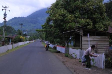 Warga yang sedang mempersiapkan lomba desa
