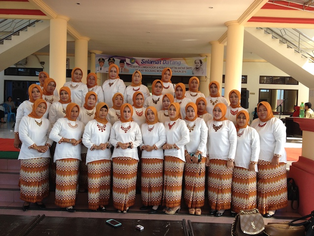 Ibu-ibu peserta lomba paduan suara dari Kecamatan Dumoga Tenggara.