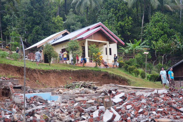 rumqh retak di Desa Poyuyanan
