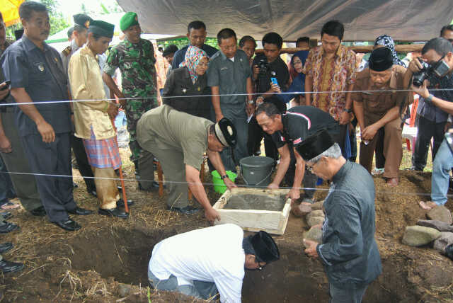 Bupati Boltim Sehan Landjar SH Letakan Batu Pertama Pembangunan Masjid As-Syuhada.