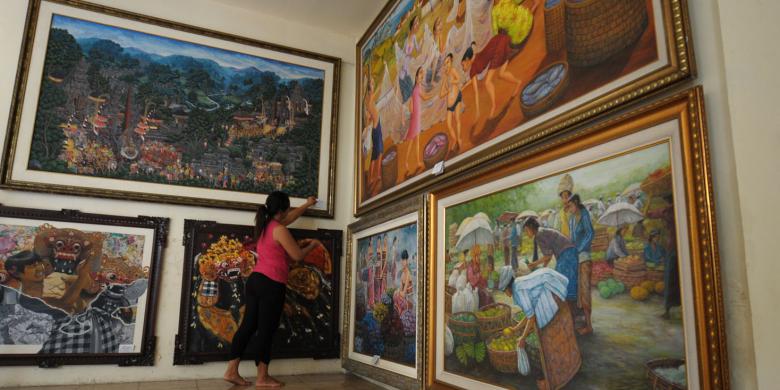 memeriksa beberapa lukisan yang ada digaleri miliknya, Manacika, di desa Penestanan, Ubud, Bali. Ini merupakan salah satu geleri terbesar di sana.