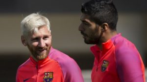 Bintang Barcelona Lionel Messi (kiri) dan rekannya, Luis Suarez, berbincang saat latihan di St George's Park dekat Burton-on-Trent, Inggris, 
