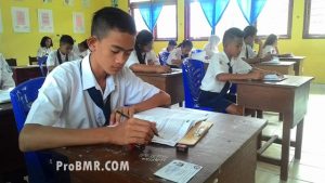 Tampak Siswa SMP sedang melaksanakan Ujian Nasional.