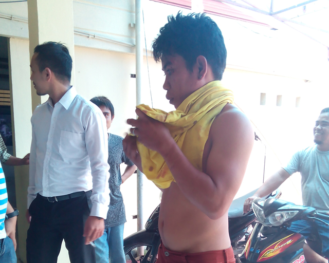 pelaku pencurian barang elektroknik ketik a berada di Mapolres Bolmong