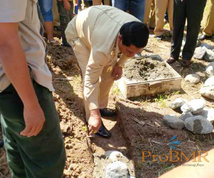 Tampak peletakkan batu pertama rumah darurat oleh bupati Salihi Mokodongan di Desa Mengkang Kecamatan Lolayan.