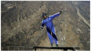 Dalam terjun bebas yang berlangsung selama dua menit itu, Aikins mencapai kecepatan 193km per jam. 