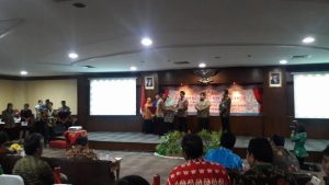 Tampak Asisten III, Adnan Masinae, saat pnyerahan