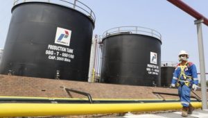 Pekerja beraktivitas di Stasiun Pengumpul Cilamaya Field Subang Pertamina EP, Karawang, Jabar.